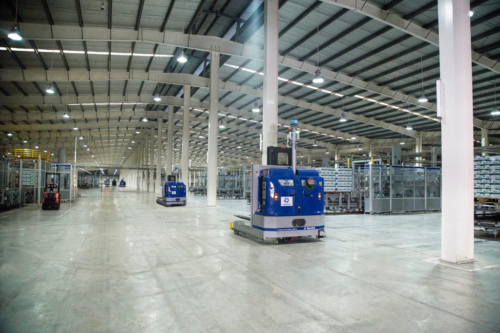 AGV tự động di chuyển hàng hóa trong nhà máy